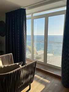 sala de estar con vistas al océano en Les Sables Blancs, en Concarneau