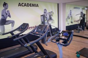 une salle de sport avec deux machines à bande de roulement et un téléphone portable dans l'établissement Hotel Euro Suite São Jose do Rio Preto by Nacional Inn, à Sao Jose do Rio Preto