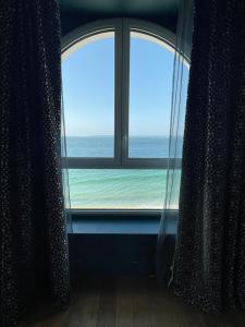 una ventana con vistas al océano en Les Sables Blancs, en Concarneau