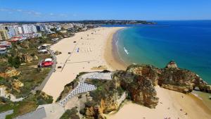 - une vue aérienne sur la plage et l'océan dans l'établissement O Recanto da Rocha, à Portimão