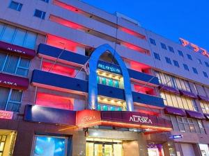 青森市にあるHotel Abest Aomoriの赤青の看板が目の前にある建物