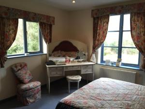 A bed or beds in a room at Kingswood Cottage