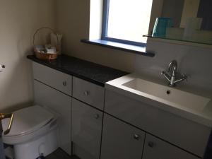 A bathroom at Kingswood Cottage