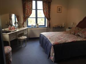 A bed or beds in a room at Kingswood Cottage