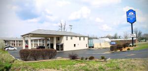 un edificio con un cartel delante de un aparcamiento en American Inn - Paducah, en Paducah