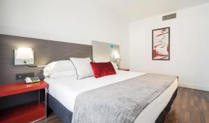 Cama ou camas em um quarto em Ilunion Suites Madrid