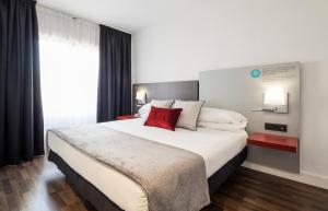 Cama ou camas em um quarto em Ilunion Suites Madrid