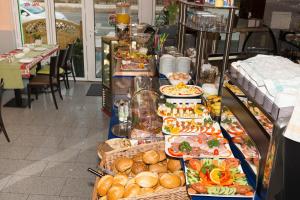 - un buffet de plats dans un restaurant dans l'établissement Hotel Sonne am Meer, à Norddeich