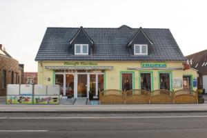 un magasin sur le côté d'une rue dans l'établissement Hotel Sonne am Meer, à Norddeich