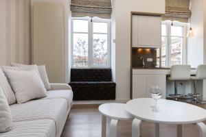 sala de estar con sofá blanco y mesa en Center Avenue Apartments, en Vilna