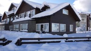 サン・カルロス・デ・バリローチェにあるSki Sur Apartmentsの雪山家