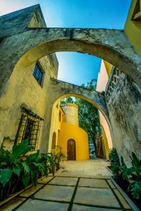 un ingresso a un edificio con arco di Bungalows Demetria a Guadalajara