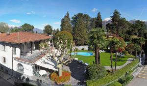 una vista aérea de una casa con jardín en Hotel Ascovilla Charming Hideway, en Ascona