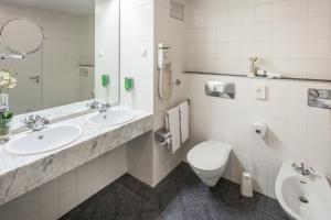 uma casa de banho com 2 lavatórios e um WC em Trip Inn Bristol Hotel Mainz em Mainz