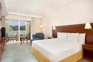 Tempat tidur dalam kamar di Copthorne Lakeview Hotel Dubai, Green Community