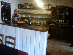 un bar in un ristorante con una bottiglia di vino di Albergue San Pelayo a Villarente