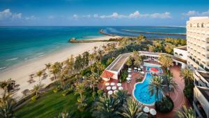 Luftblick auf ein Resort und den Strand in der Unterkunft Ajman Hotel by Blazon Hotels in Ajman 