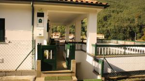 a white building with a green door and a fence at Casa Lola Principe in Geres