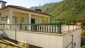 a house with a fence in front of it at Casa Lola Principe in Geres