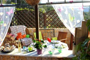 un tavolo con piatti di cibo su un patio di Casa Encosta do Sol a Lagos