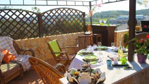 un tavolo con piatti di cibo su un patio di Casa Encosta do Sol a Lagos