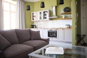 un soggiorno con divano e una cucina di Riga Lux Apartments - Skolas a Riga