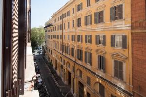 uma vista a partir de uma janela de um edifício em Trinity Luxury Rooms em Roma