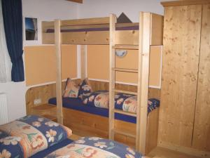 1 dormitorio con 2 literas y 1 cama en Alpina Appartement, en Sankt Leonhard im Pitztal