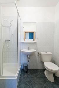 La salle de bains est pourvue de toilettes, d'un lavabo et d'une douche. dans l'établissement Hotel-Pension Bleckmann, à Vienne