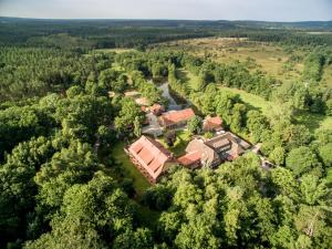 Vue aérienne d'une maison au milieu d'une forêt dans l'établissement Hotel Hof Sudermühlen, à Egestorf