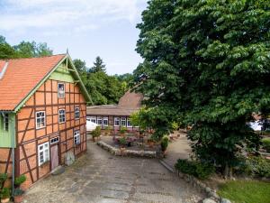 une vue aérienne sur une maison et un arbre dans l'établissement Hotel Hof Sudermühlen, à Egestorf