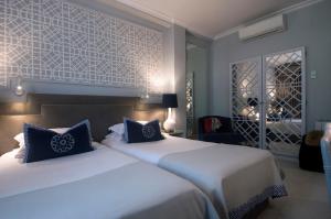 Una cama o camas en una habitación de Coração de Fatima Boutique Hotel