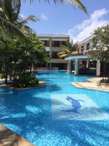 una piscina con un delfino dipinto sopra di Baobab Holiday Resort a Bamburi