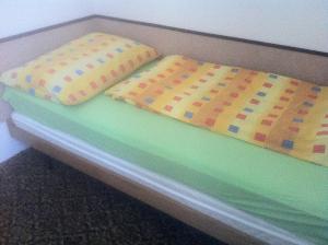 un letto a castello con due cuscini sopra di Penzion u Skaláků a Dolní Dunajovice