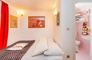 una piccola camera con letto e bagno di Holiday Home Piccolo Mondo a Dubrovnik