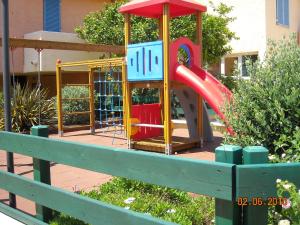 Zona de juegos infantil en RESIDENCE Le Nereidi con PISCINA - PARCHEGGI