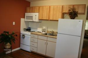 Dapur atau dapur kecil di Affordable Suites of America Fredericksburg