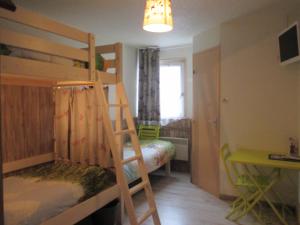 Ліжко або ліжка в номері Contact Hôtel Come Inn