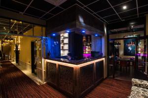 un bar in un ristorante con luci blu di Hotel Sebastians ad Amsterdam