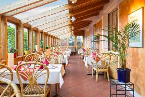 Un restaurante u otro lugar para comer en Hotel Glockenspiel