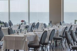 Um restaurante ou outro lugar para comer em Axis Ofir Beach Resort Hotel