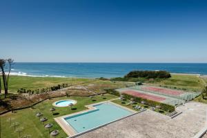 uma vista aérea de um resort com uma piscina e o oceano em Axis Ofir Beach Resort Hotel em Esposende