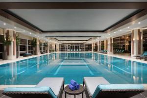 Бассейн в Kerry Hotel Pudong, Shanghai или поблизости