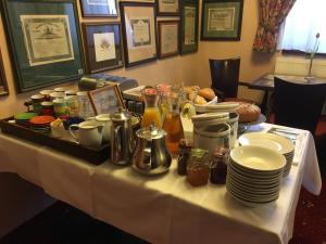 una mesa con un mantel blanco con comida. en Pension Masonic House, en Loket