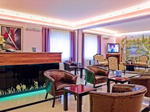 una camera d'albergo con bar con pianoforte di Hotel Jardim ad Aveiro