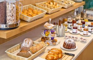 ein Buffet mit vielen verschiedenen Brotsorten und Gebäck in der Unterkunft Hotel Maximilian - Stadthaus Penz in Innsbruck