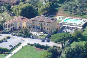 een luchtzicht op een groot huis met een zwembad bij Hotel Villa Cheli in Lucca