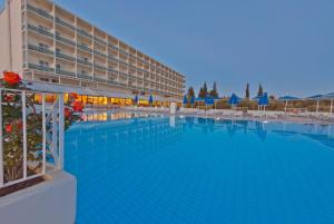 Bazén v ubytování Palmariva Beach Hotel nebo v jeho okolí