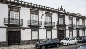 zwei vor einem Gebäude geparkt in der Unterkunft Casa do Campo de São Francisco in Ponta Delgada