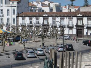 eine Stadt mit Autos auf einem Parkplatz in der Unterkunft Casa do Campo de São Francisco in Ponta Delgada